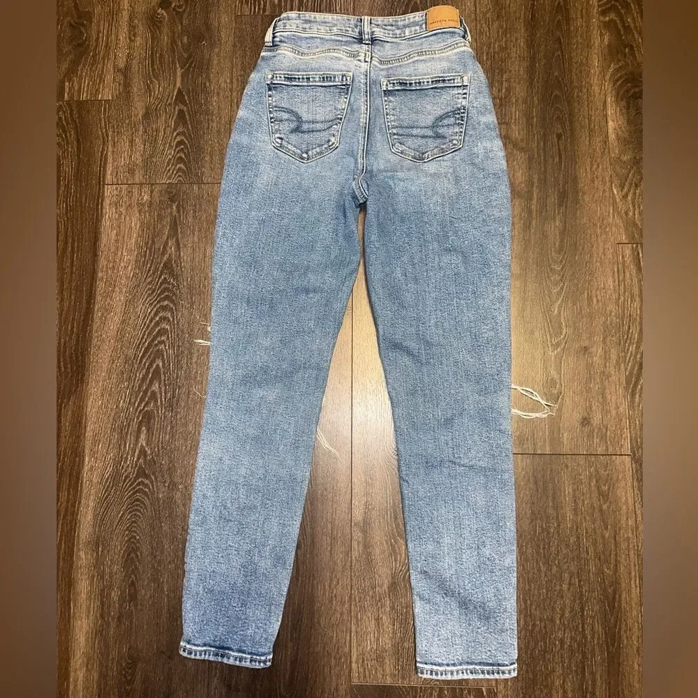 American Eagle Outfitters (0) Light Wash Distressed Mom Jeans with Stretch - Picture 4 of 8